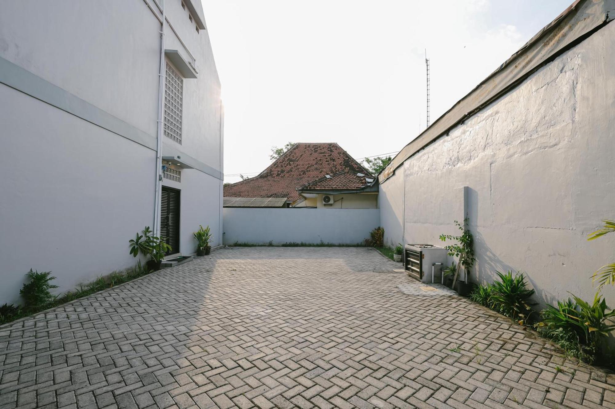 Urbanview B Syariah Lumajang By Reddoorz Hotel Exterior foto